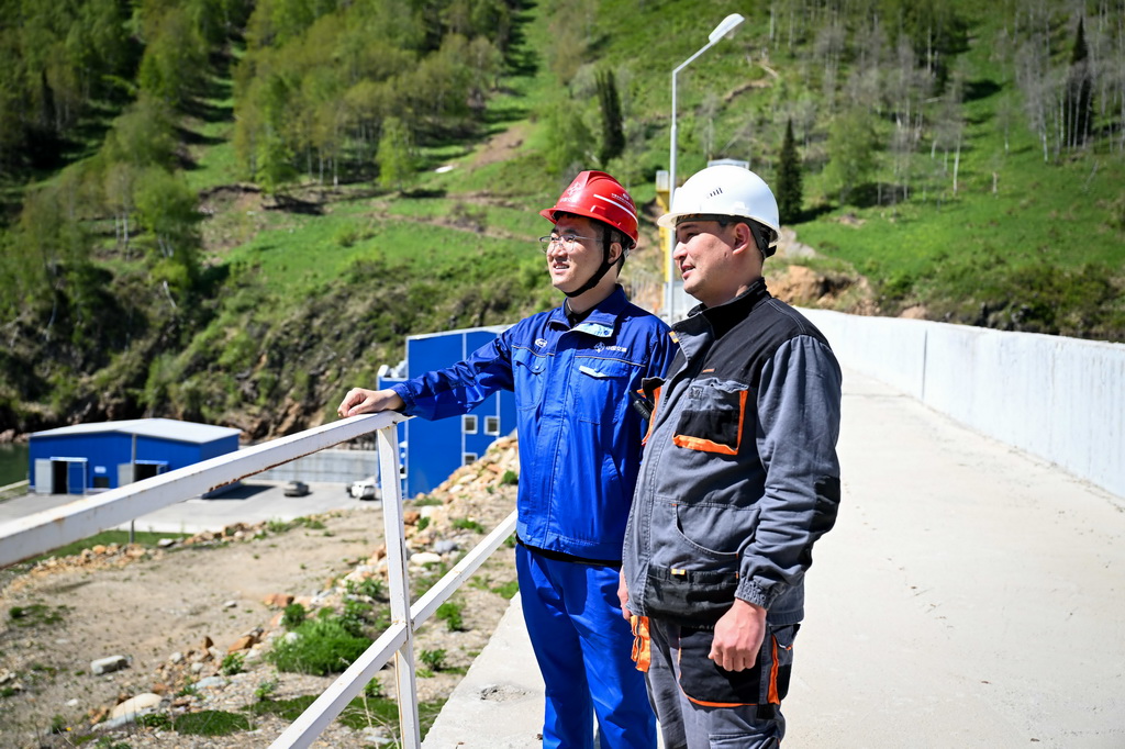 5月8日，在哈薩克斯坦東哈州的圖爾古孫水電站，中交集團(tuán)中國(guó)水利電力對(duì)外有限公司哈薩克斯坦分公司副總經(jīng)理孫鵬（左）與水電站現(xiàn)場(chǎng)調(diào)度員扎爾加斯·伊謝諾夫交談。新華社記者 李任滋 攝