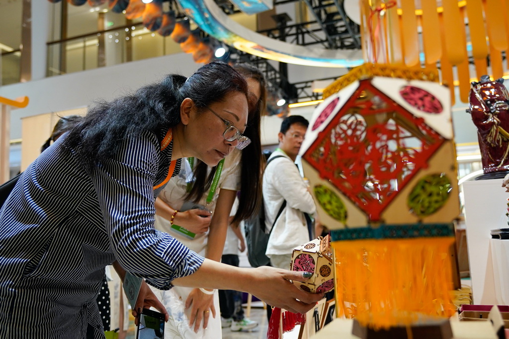 5月28日，參觀者在國際非遺品牌IP授權(quán)交易活動上了解佛州花燈。