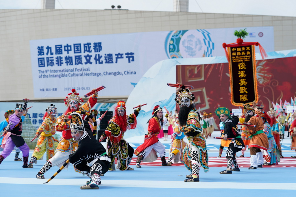 5月28日，廣東省汕頭市潮陽區(qū)棉北后溪英歌隊在開幕式上演出。
