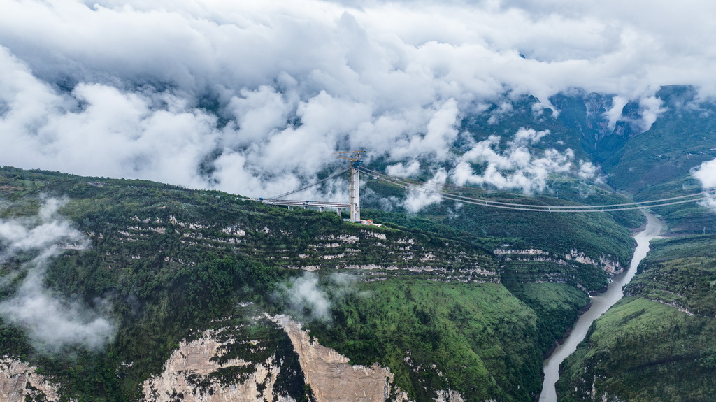 這是建設(shè)中的安盤高速天門特大橋（5月28日攝，無人機(jī)照片）。