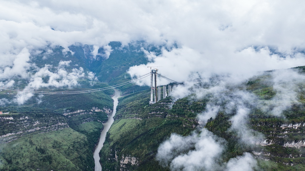 這是建設(shè)中的安盤高速天門特大橋（5月28日攝，無人機照片）。