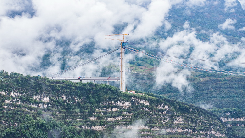 這是建設(shè)中的安盤高速天門特大橋（5月28日攝，無人機照片）。