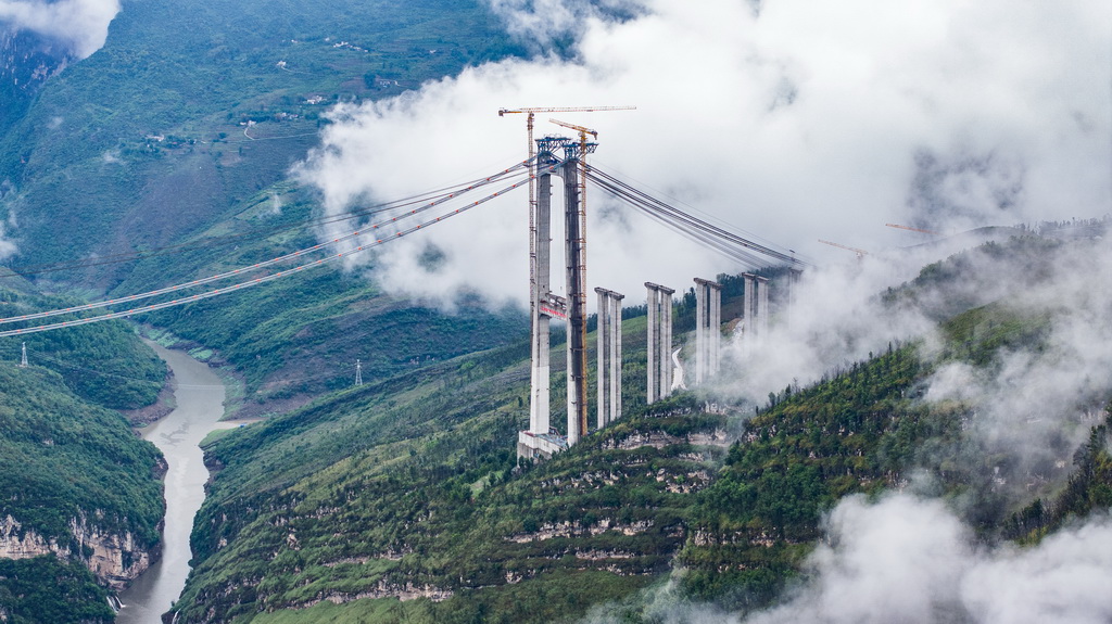 這是建設中的安盤高速天門特大橋（5月28日攝，無人機照片）。