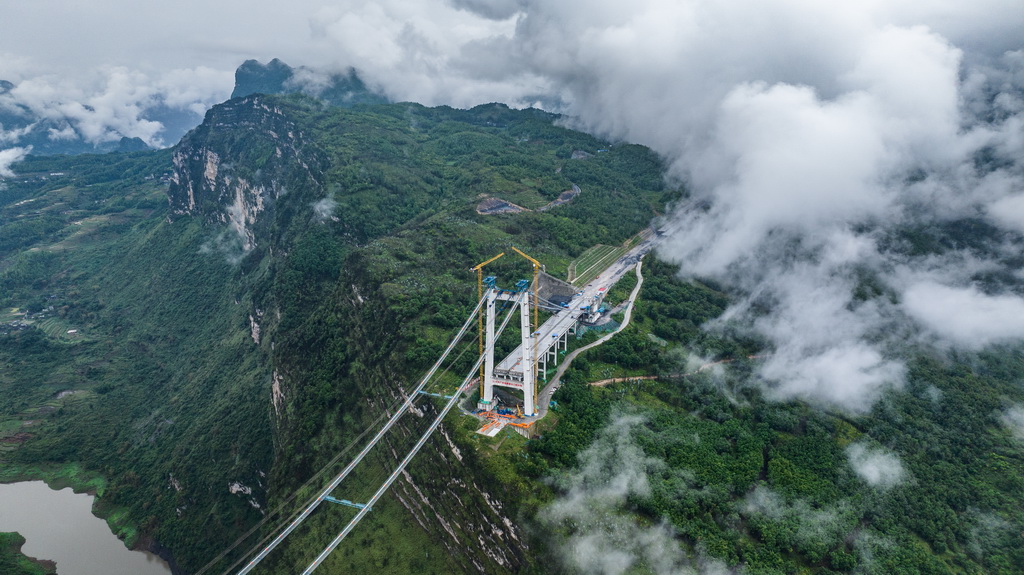 這是建設(shè)中的安盤高速天門特大橋（5月28日攝，無人機(jī)照片）。