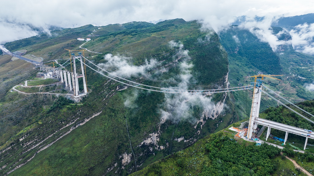 這是建設(shè)中的安盤高速天門特大橋（5月28日攝，無人機(jī)照片）。