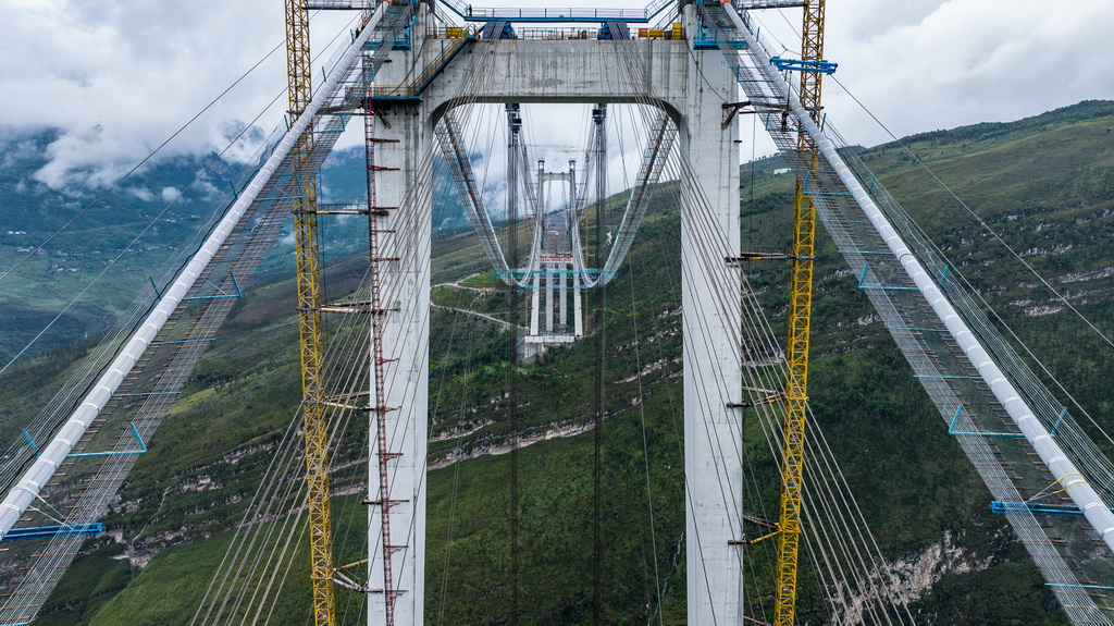 這是建設(shè)中的安盤高速天門特大橋（5月28日攝，無(wú)人機(jī)照片）。
