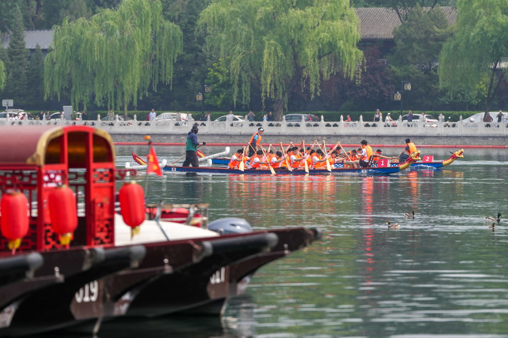 5月29日，2025中國大運(yùn)河文化帶京杭對話配套活動(dòng)“河之端”龍舟賽在北京市西城區(qū)什剎海進(jìn)行。新華社記者 鞠煥宗 攝