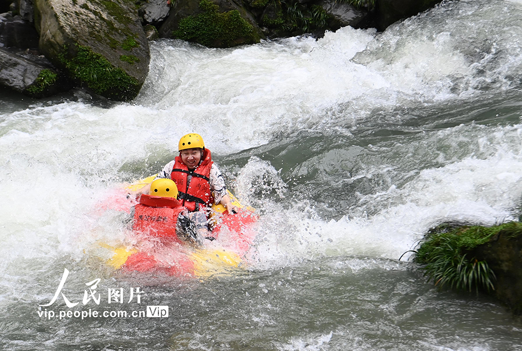 貴州鎮(zhèn)遠(yuǎn)：體驗(yàn)漂流