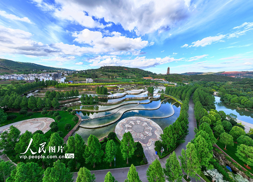 云南彌勒：五彩云池夏景美