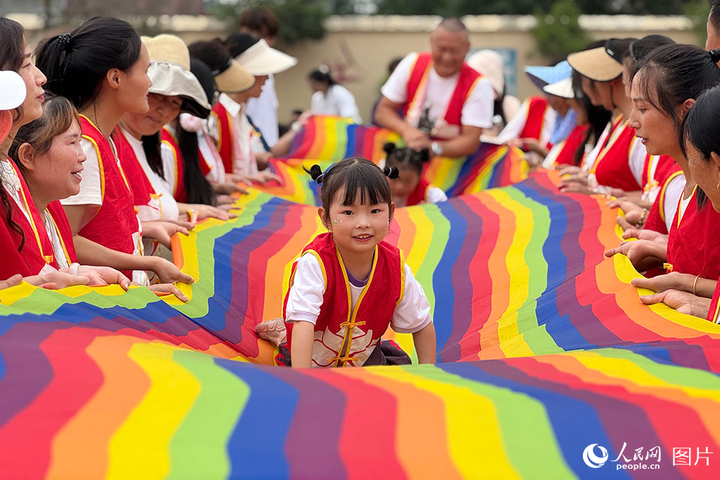2025年5月28日，湖北省荊州市荊州區(qū)八嶺山鎮(zhèn)中心幼兒園開展“六一”主題游戲活動。人民網(wǎng)記者 王郭驥攝