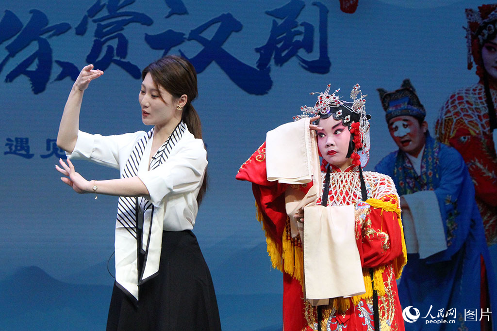2025年5月28日，在武漢人民劇院，湖北省蘄春縣第二實(shí)驗(yàn)小學(xué)余涼校區(qū)的學(xué)生在老師的指導(dǎo)下，學(xué)習(xí)簡單的漢劇動作。人民網(wǎng)記者 張沛攝