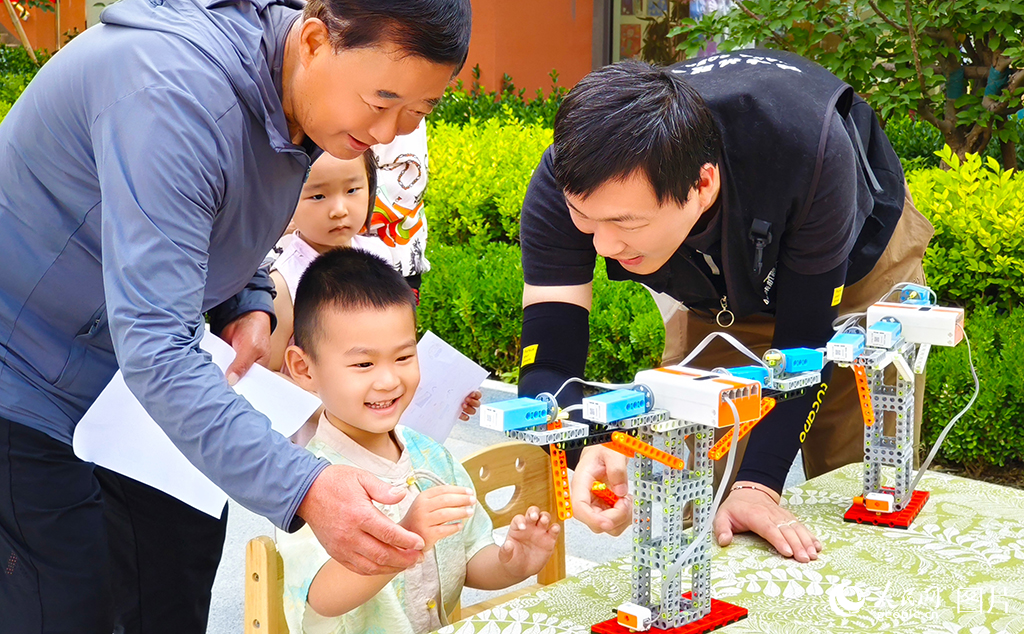 2025年5月29日，河北省雄安文德幼兒園舉辦“童心追夢慶六一，粽享歡樂迎端午”傳統(tǒng)與科技親子游園會，以傳統(tǒng)為舟、科技為槳，為孩子們打造了一場跨越古今的文化盛宴。人民網(wǎng)記者 宋燁文攝