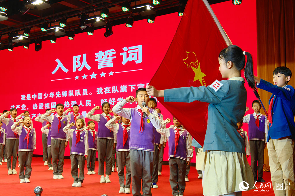 2025年5月29日，在云南省昆明市盤龍區(qū)“六一”國際兒童節(jié)暨主題隊(duì)日活動現(xiàn)場，學(xué)生們正在宣誓入隊(duì)。人民網(wǎng)記者 莊志斌攝