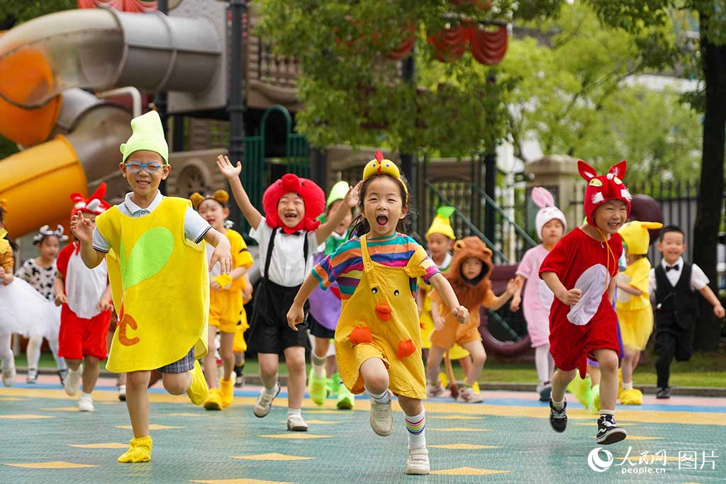 2025年5月29日，在浙江省臺州市黃巖區(qū)浙江黃巖區(qū)東城中心幼兒園，小朋友們身著演出服奔?xì)g樂奔跑。人民網(wǎng) 章勇濤攝