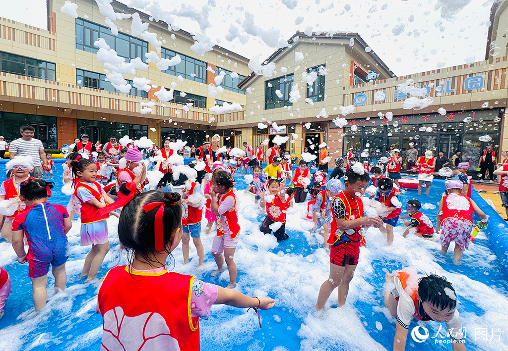 2025年5月30日，河北省雄安容西尋溪幼兒園舉辦“泡沫之夏”兒童節(jié)活動，小朋友們快樂玩耍。人民網(wǎng)記者 李兆民攝