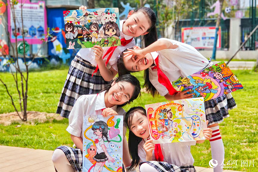 2025年5月30日，河南省鄭州市二七區(qū)漓江路小學(xué)，同學(xué)們用畫筆畫出一張張充滿童年趣味的繪畫作品，慶祝六一。人民網(wǎng) 霍亞平攝