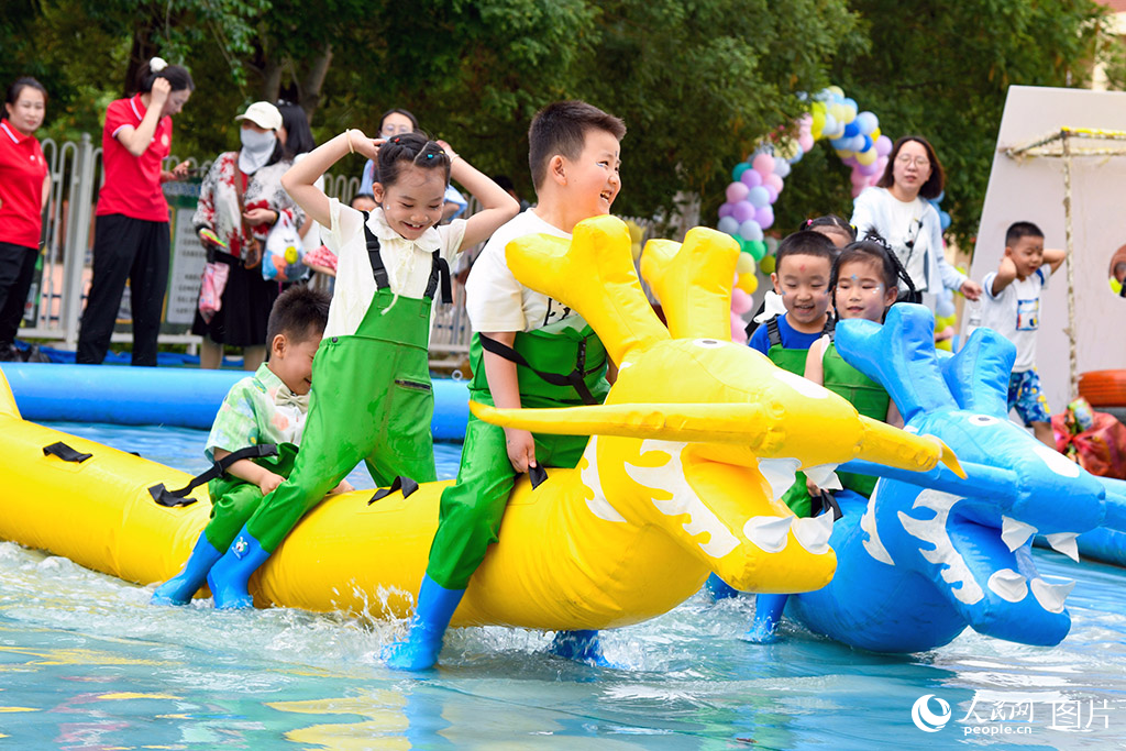 2025年5月30日，內(nèi)蒙古巴彥淖爾市臨河區(qū)第三幼兒園舉辦歡度六一活動，小朋友正開心地玩游戲。人民網(wǎng) 孟佳澍攝