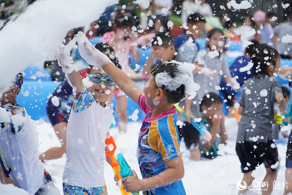 2025年5月30日，四川省成都天府九小舉行“世運(yùn)夏集慶六一 川港童夢端午情”活動，小朋友盡情玩耍。人民網(wǎng) 趙祖樂攝