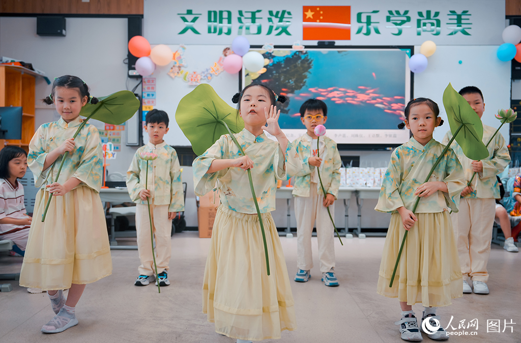 2025年5月30日下午，廣東省深圳市福田區(qū)百花小學(xué)的孩子們，在“六一”聯(lián)歡活動上表演。人民網(wǎng) 王星攝