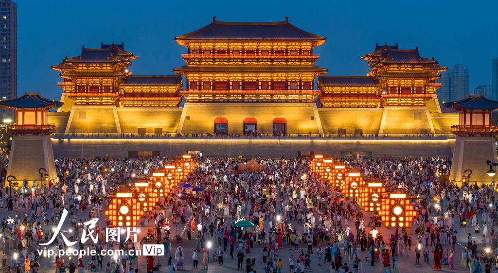 河南洛陽：假日“夜經(jīng)濟”紅火