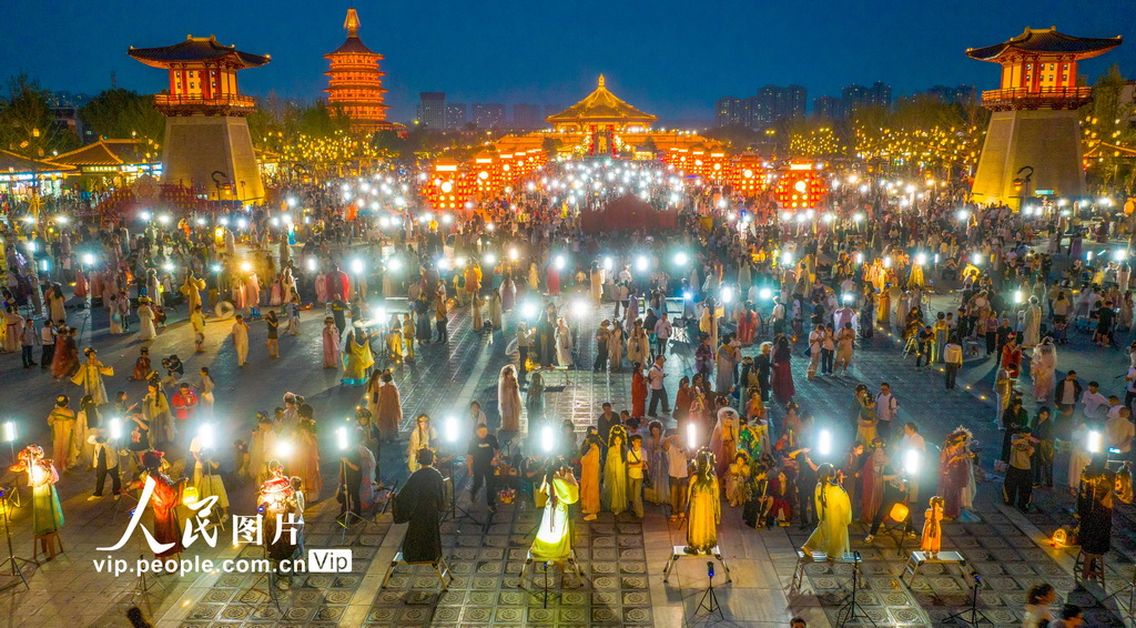 河南洛陽(yáng)：假日“夜經(jīng)濟(jì)”紅火【2】