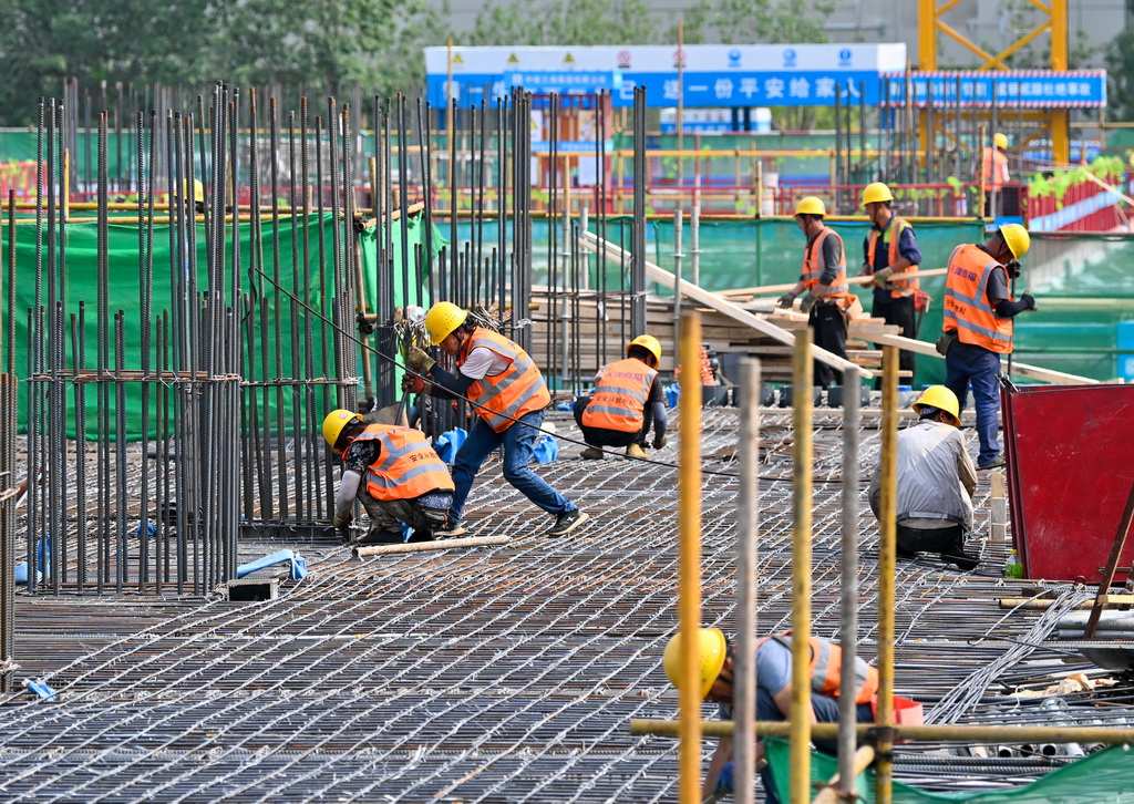 工人在天津南門外大街商圈北部片區(qū)城市更新項(xiàng)目建設(shè)現(xiàn)場(chǎng)施工（5月29日攝）。