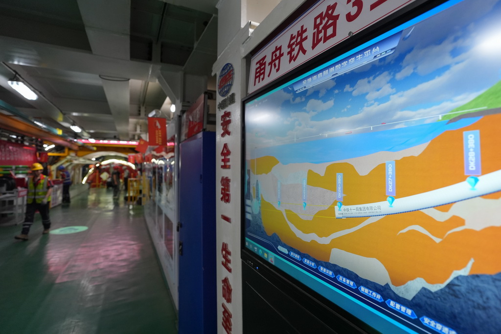 6月5日，甬舟鐵路金塘海底隧道數(shù)字孿生平臺(tái)顯示盾構(gòu)機(jī)掘進(jìn)里程突破3135米。