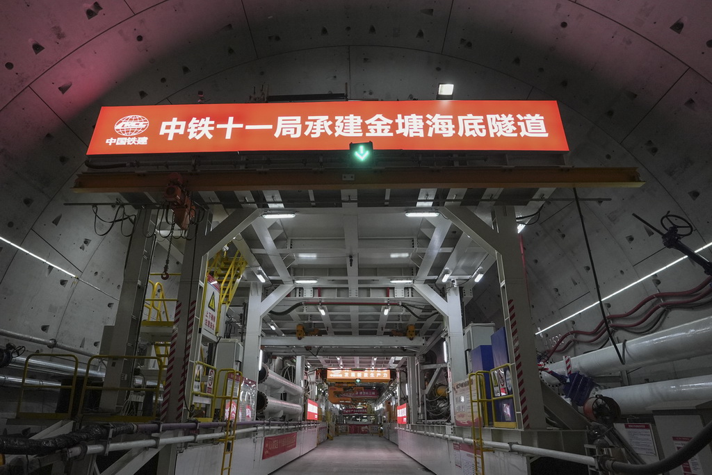 這是6月5日拍攝的甬舟鐵路金塘海底隧道舟山側施工現(xiàn)場。