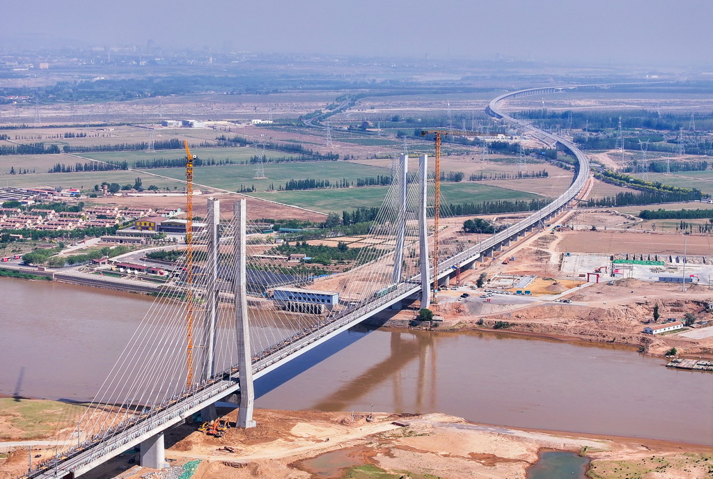 這是6月6日拍攝的已完成鋪軌的包銀高鐵烏海黃河特大橋（無(wú)人機(jī)照片）。新華社記者 連振 攝