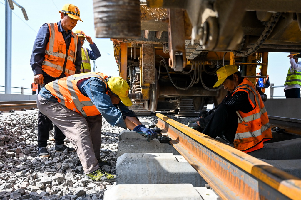 6月6日，在包銀高鐵烏海黃河特大橋，工人進(jìn)行鋪軌作業(yè)。新華社記者 李志鵬 攝