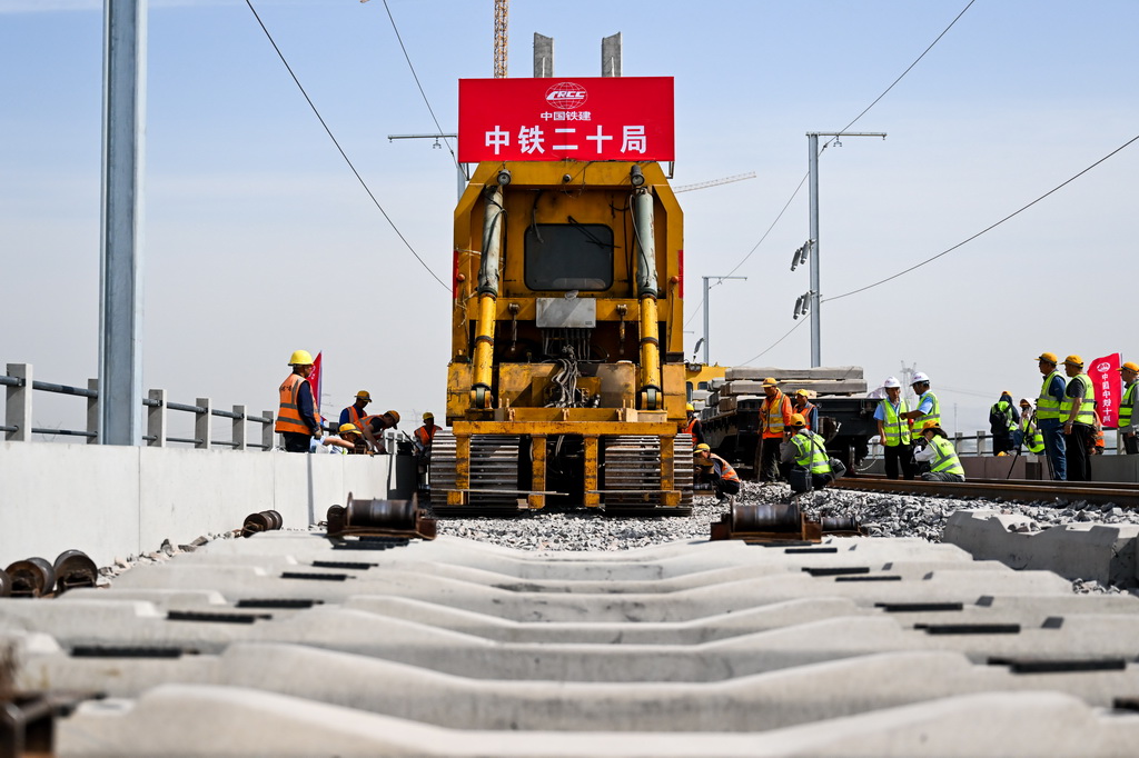 6月6日，在包銀高鐵烏海黃河特大橋，工人進(jìn)行鋪軌作業(yè)。新華社記者 李志鵬 攝