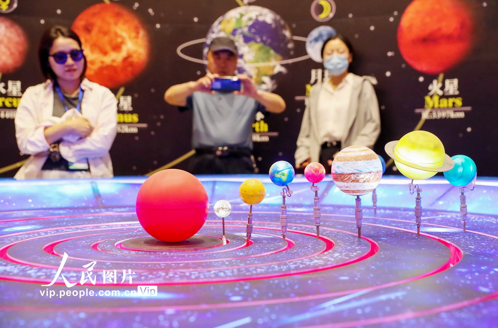 6月7日，游客在甘肅省武威市民勤縣摘星小鎮(zhèn)的星空探索區(qū)學習天文知識。