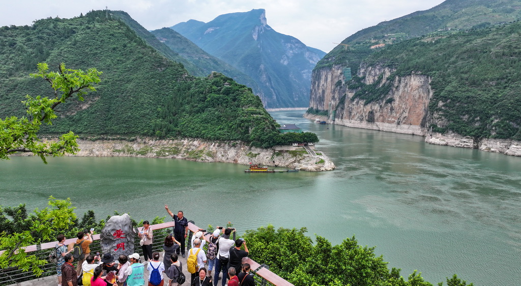 6月9日，游客在重慶奉節(jié)白帝城·瞿塘峽景區(qū)游覽。