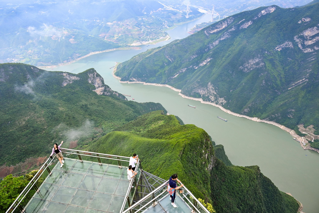 6月9日，游客在重慶奉節(jié)三峽之巔風(fēng)景區(qū)觀賞瞿塘峽景色。