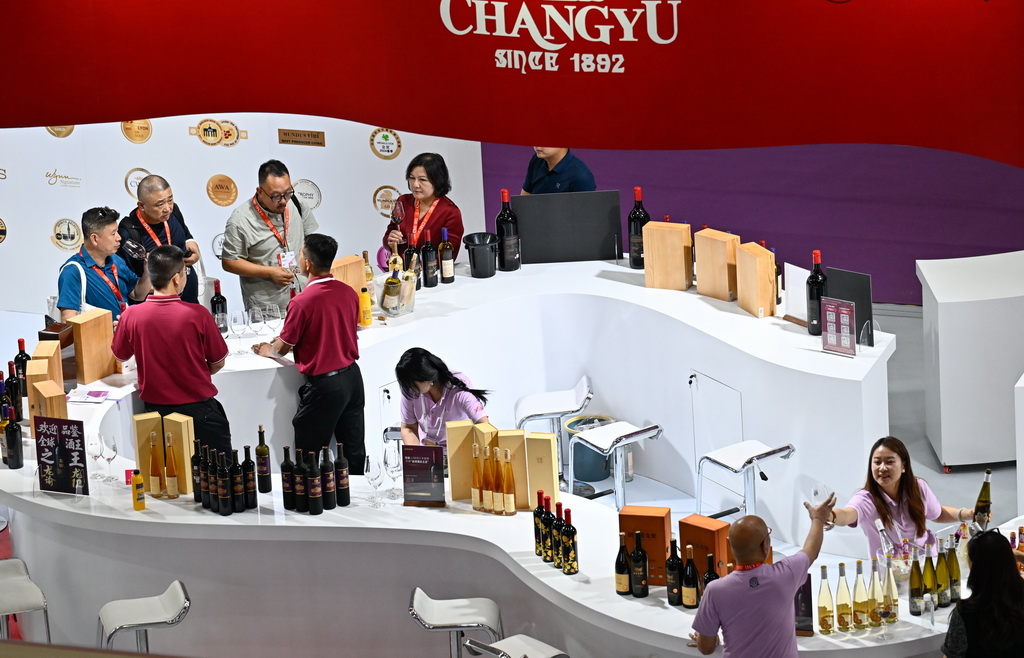 6月9日，觀眾在博覽會期間舉行的國際葡萄酒名莊名酒展現(xiàn)場了解、品鑒葡萄酒。 新華社記者 王鵬 攝