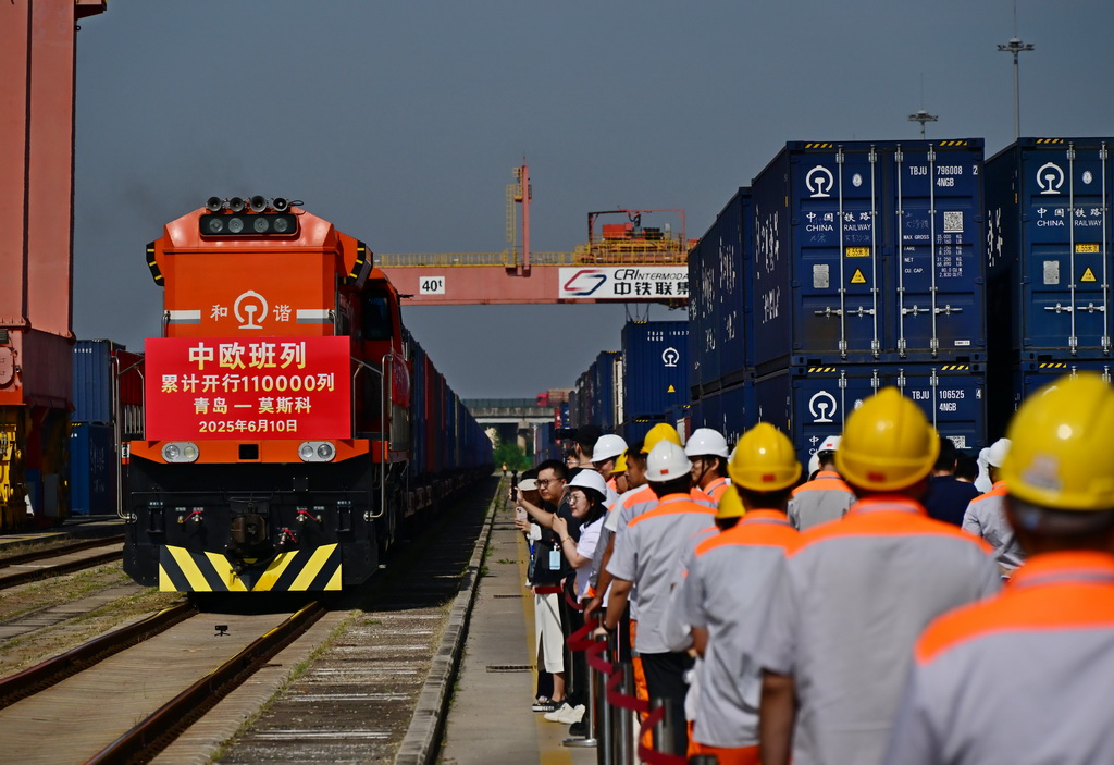 6月10日，在青島膠州站，75052次中歐班列即將發(fā)車。新華社記者 李紫恒 攝