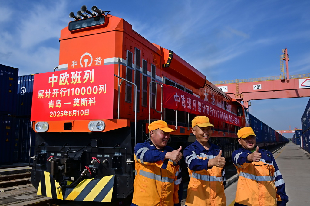 6月10日，在青島膠州站，鐵路工人在75052次中歐班列發(fā)車前合影。新華社記者 李紫恒 攝