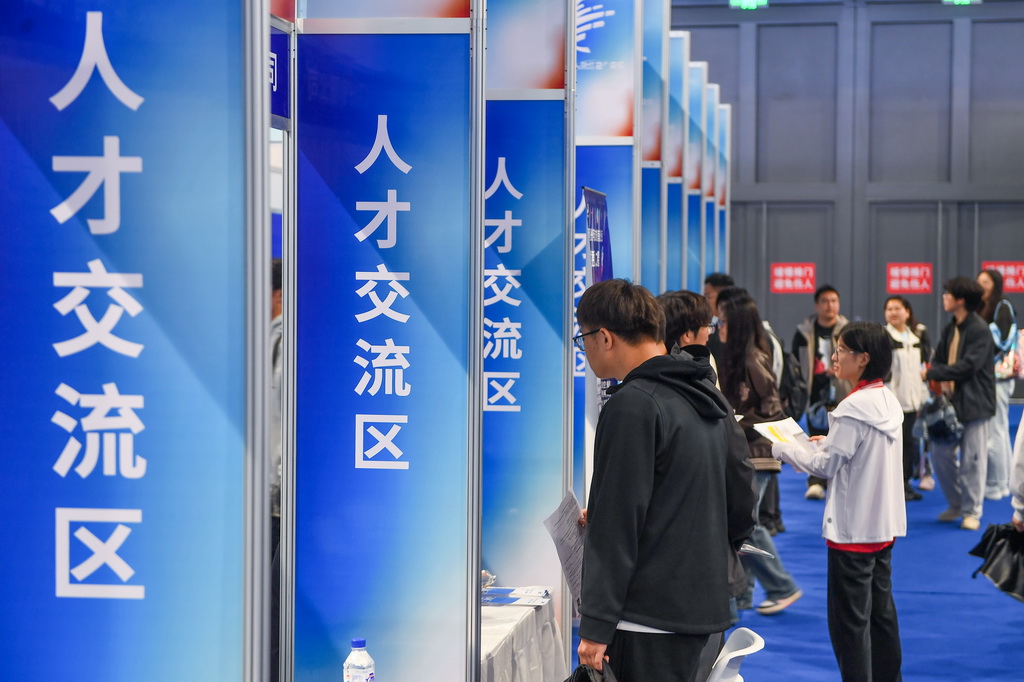 6月10日，在2025長春光博會光電領域尖端人才招聘會，應聘者查看招聘企業(yè)信息。