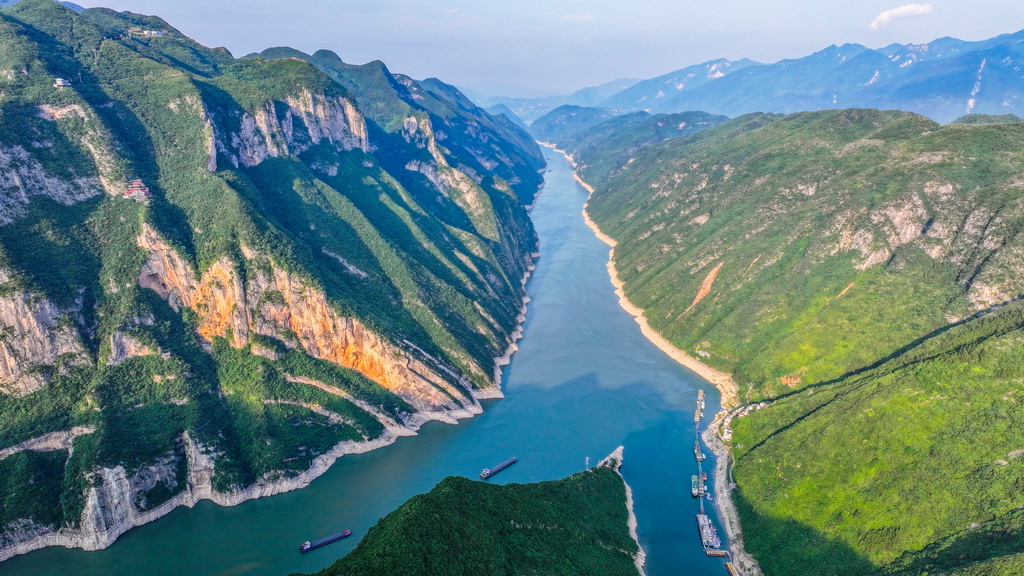 這是6月10日拍攝的長(zhǎng)江巫峽一帶景色（無(wú)人機(jī)照片）。