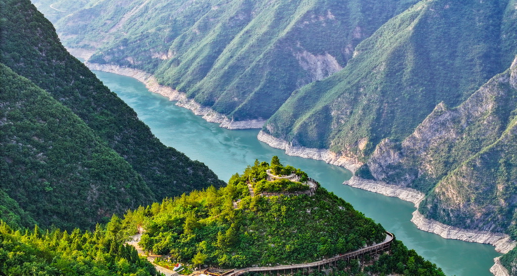 這是6月10日拍攝的長(zhǎng)江巫峽一帶景色（無(wú)人機(jī)照片）。