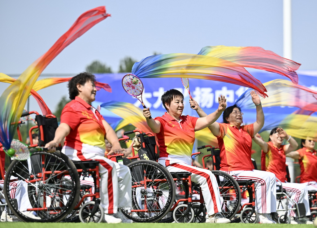 6月10日，群眾在活動上參加殘疾人柔力球展演。