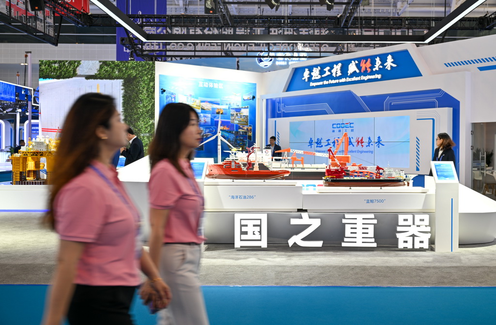 6月12日，與會者在博覽會港航裝備展區(qū)參觀。新華社記者 孫凡越 攝