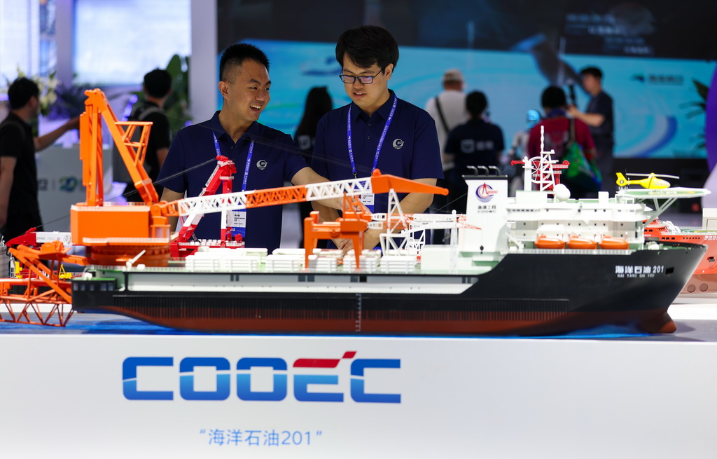 6月12日，與會(huì)者在博覽會(huì)港航裝備展區(qū)參觀。新華社記者 孫凡越 攝