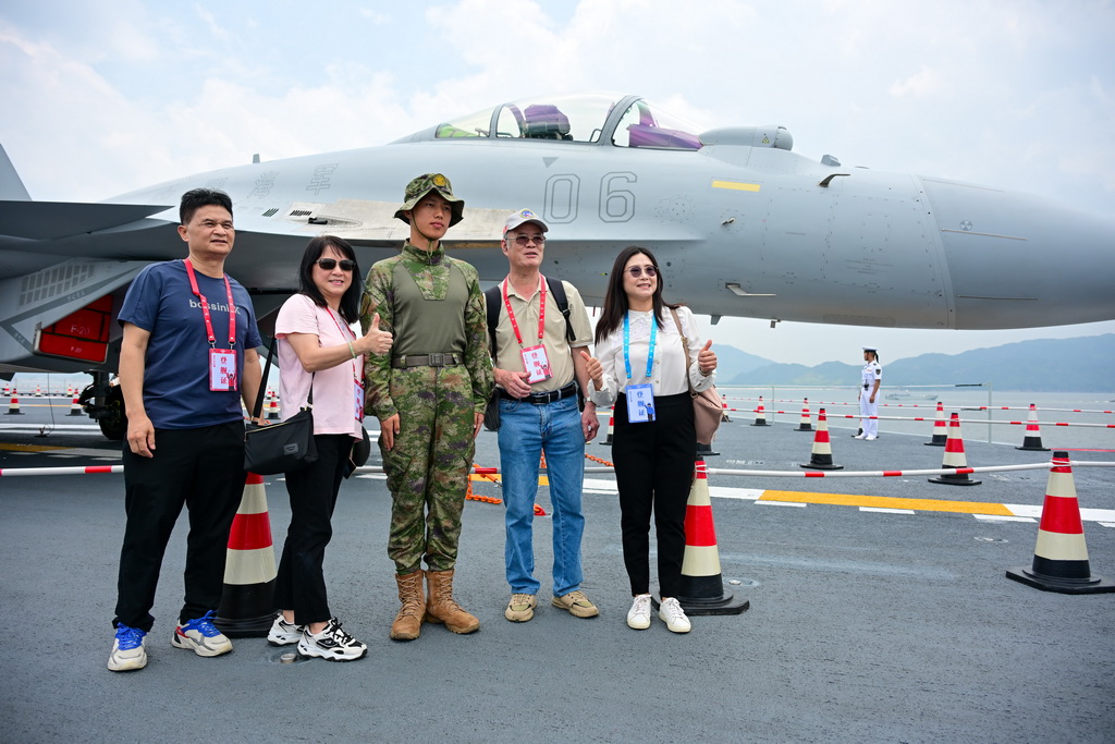 7月5日，民眾在海軍山東艦上留影。