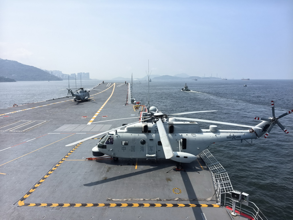 7月7日，錨泊在維多利亞港西錨地的山東艦起錨返航。新華社記者 黎云 攝