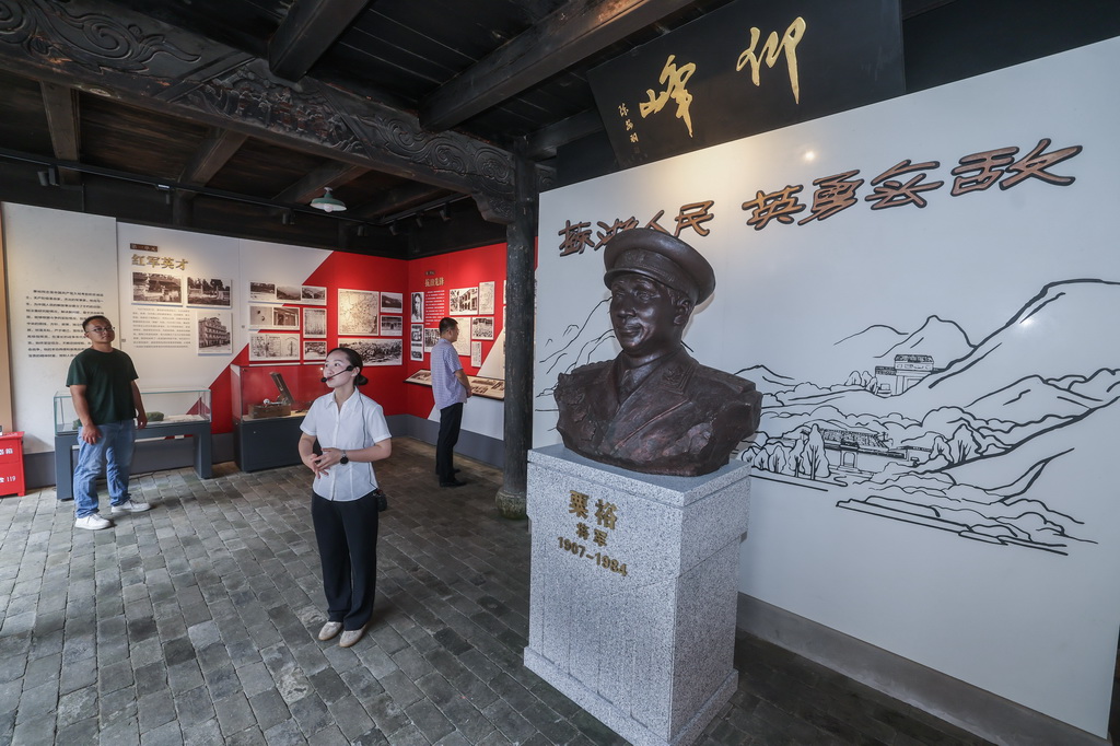 7月16日，講解員在位于長(zhǎng)興縣煤山鎮(zhèn)仰峰村的新四軍蘇浙軍區(qū)司令部舊址講解。新華社記者 徐昱 攝