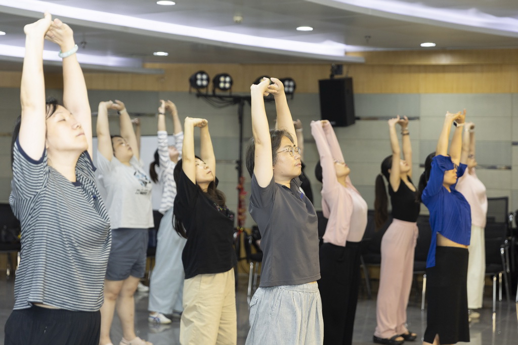 9月1日，在上海市群眾藝術館，肩頸康養(yǎng)課程的學員在市民藝術夜校上課。