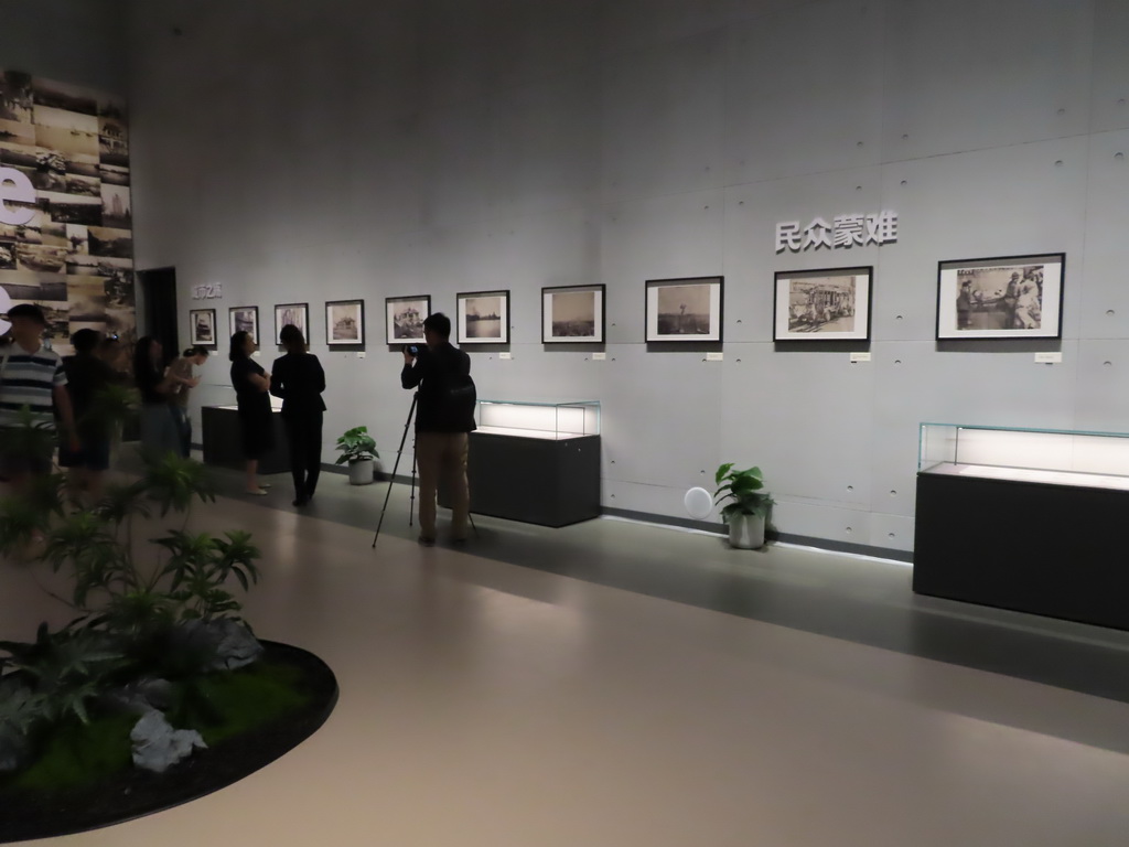 9月2日，在上海淞滬抗戰(zhàn)紀念館，媒體記者在照片展出現場拍攝。新華社記者 許曉青 攝