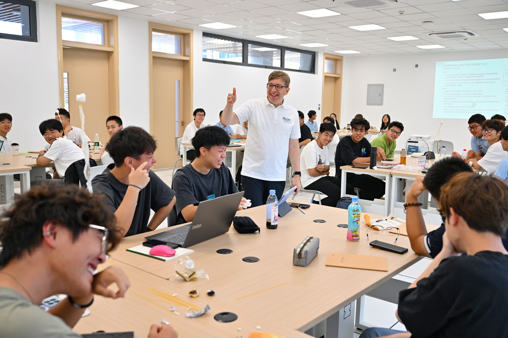 9月2日，海南比勒費(fèi)爾德應(yīng)用科學(xué)大學(xué)的學(xué)生在上課。