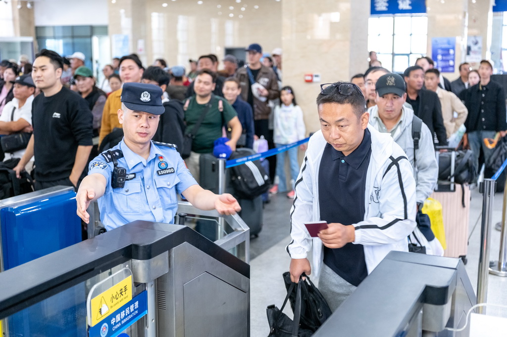 9月3日，在內(nèi)蒙古二連浩特公路口岸聯(lián)檢大廳，旅客從快捷通道通關(guān)。